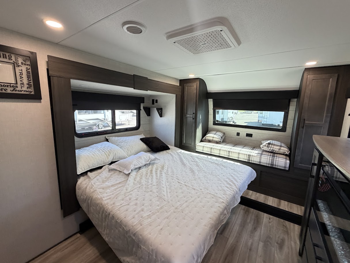 2026 VENTURE RV SPORTTREK 353VIK - Image 42