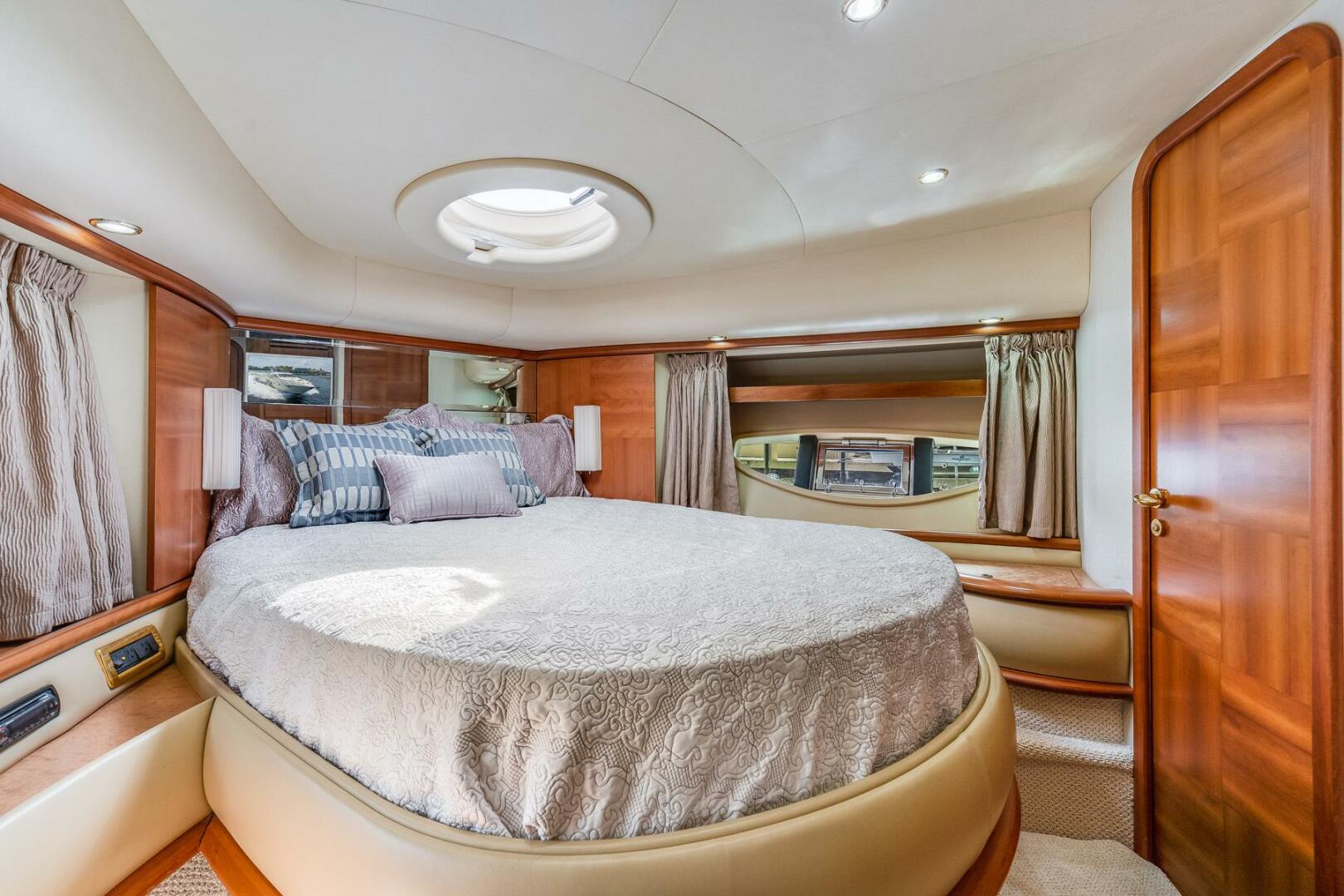 2009 Azimut 62E - Image 37