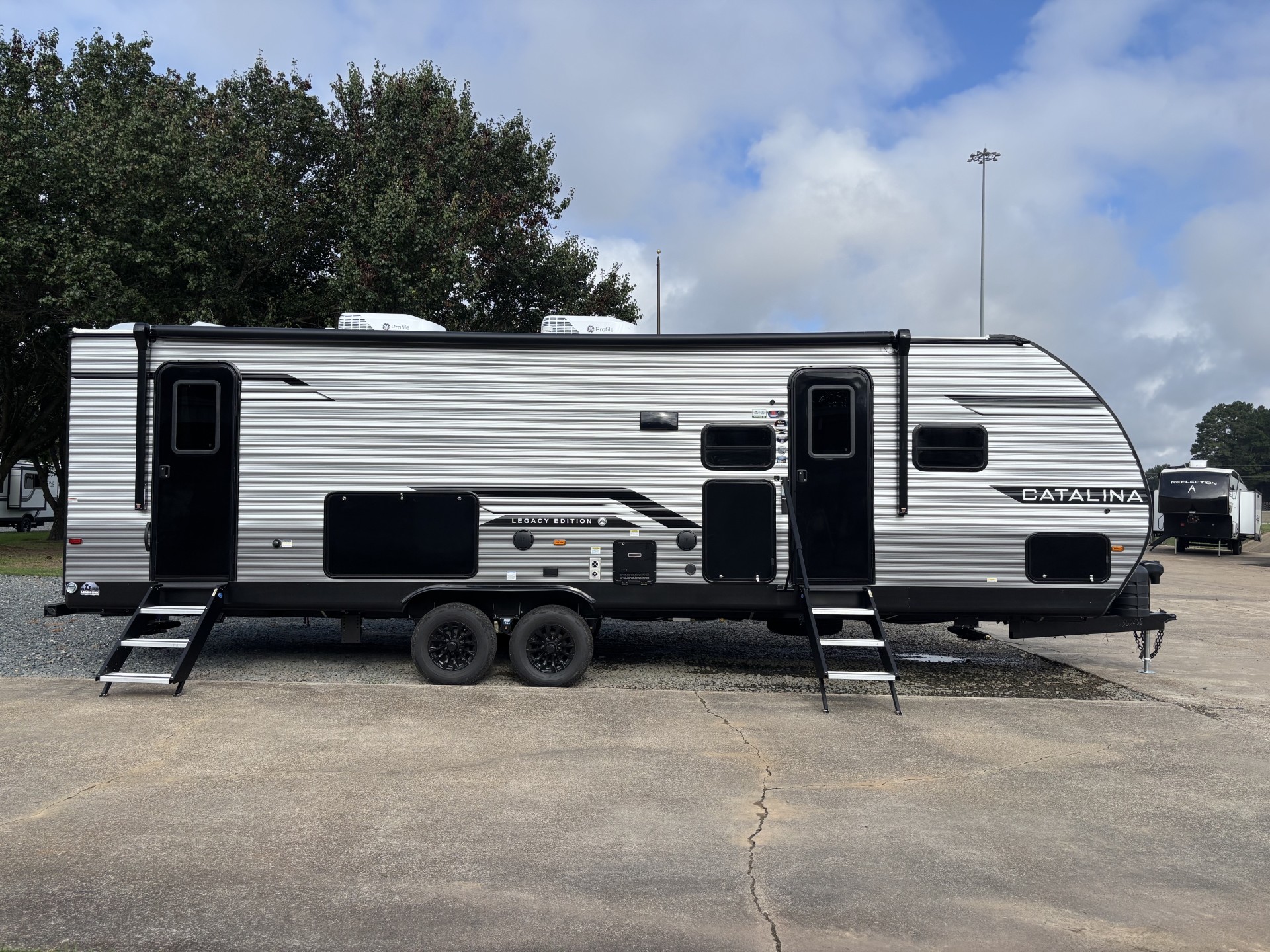 2027 Coachmen Catalina Legacy Edition 273DBHCK - Image 2