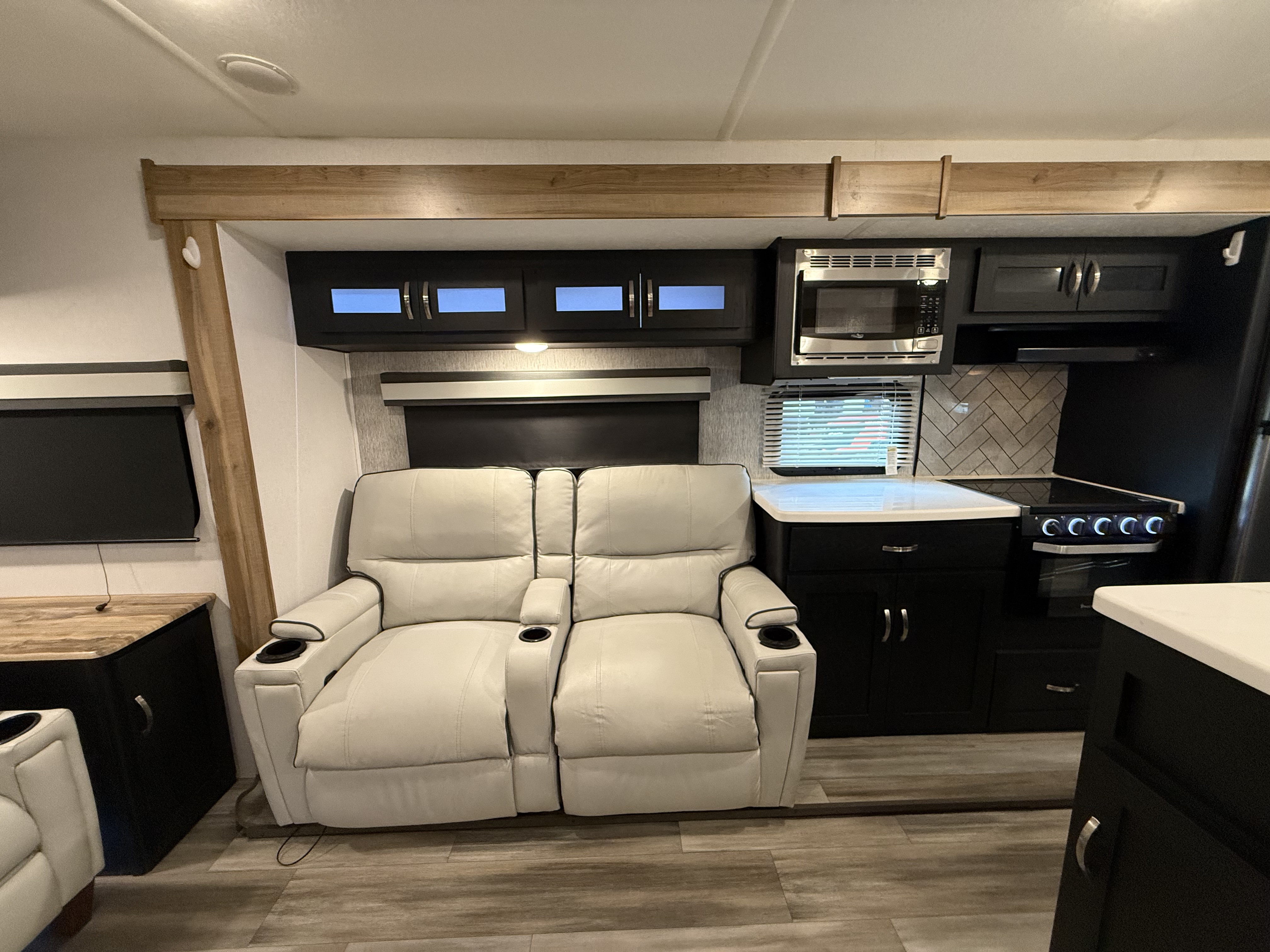 2022 Coachmen Freedom Express Liberty Edition 324RLDSLE - Image 15