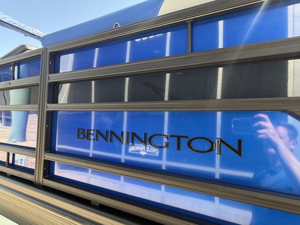 2025 Bennington 22 SSB Swingback Tri-Toon Pontoon - Image 8