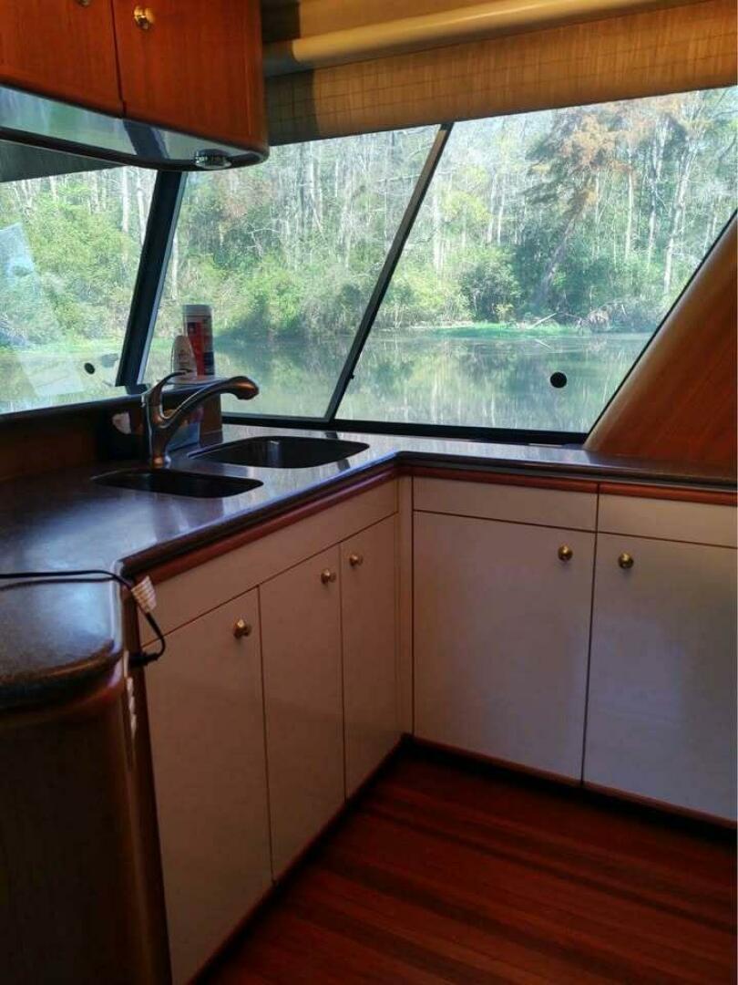 2000 Bayliner 4788 Pilot House Motoryacht - Image 9
