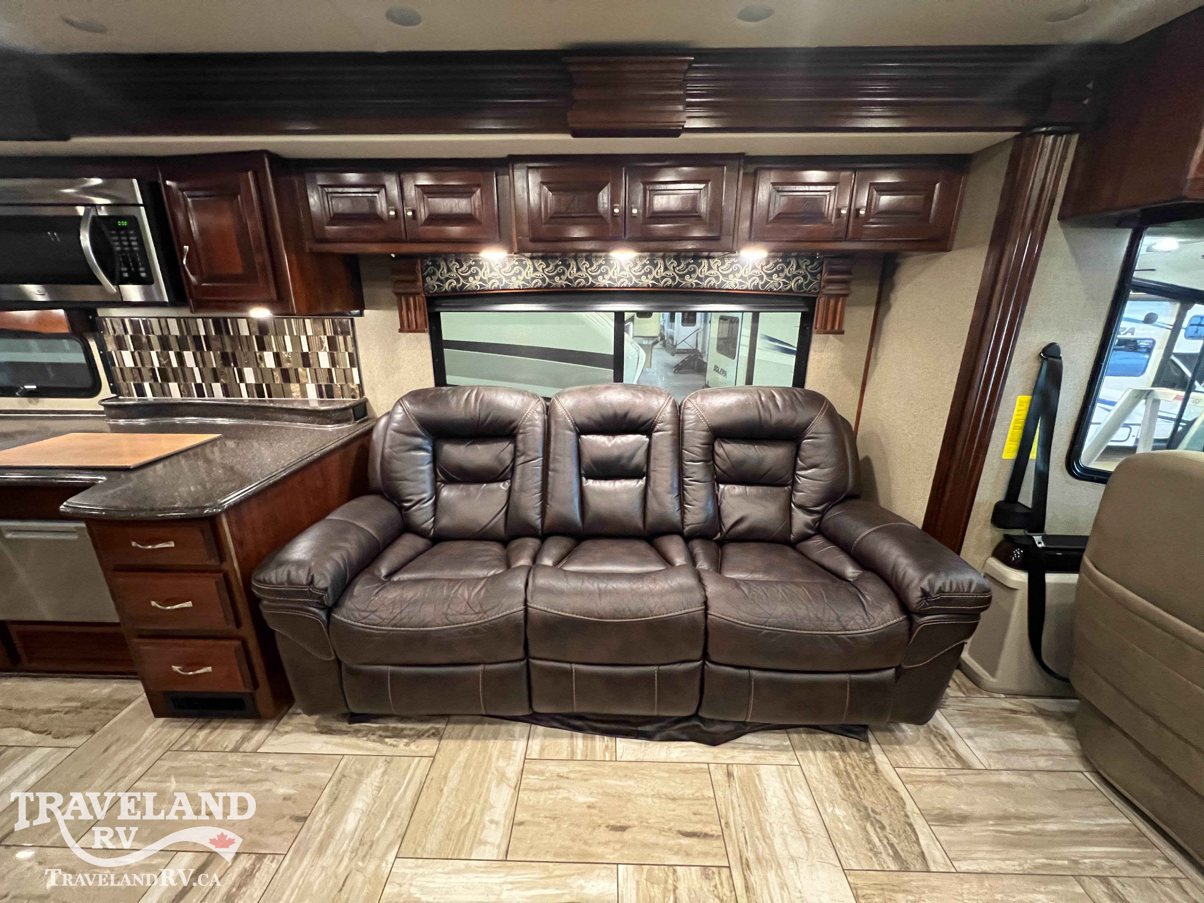 2018 Fleetwood Discovery LXE 40D - Image 17