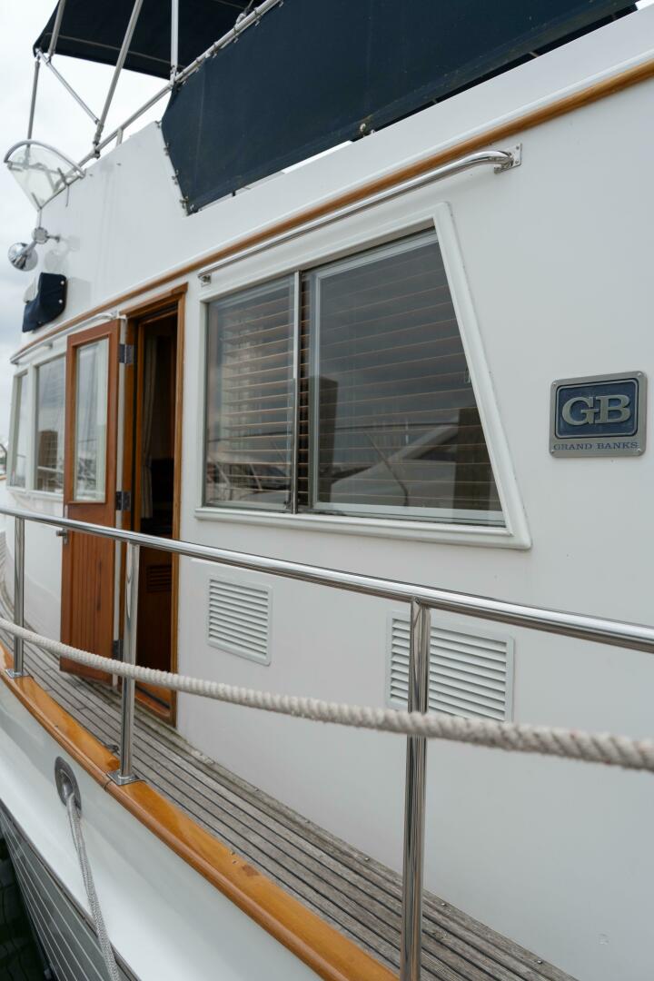 2001 Grand Banks 42 Classic - Image 8