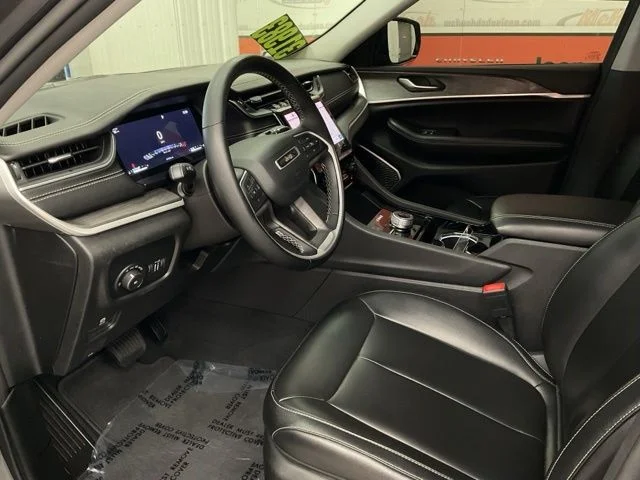 2023 Jeep Grand-Cherokee-L Laredo Altitude 4x4 - Image 12
