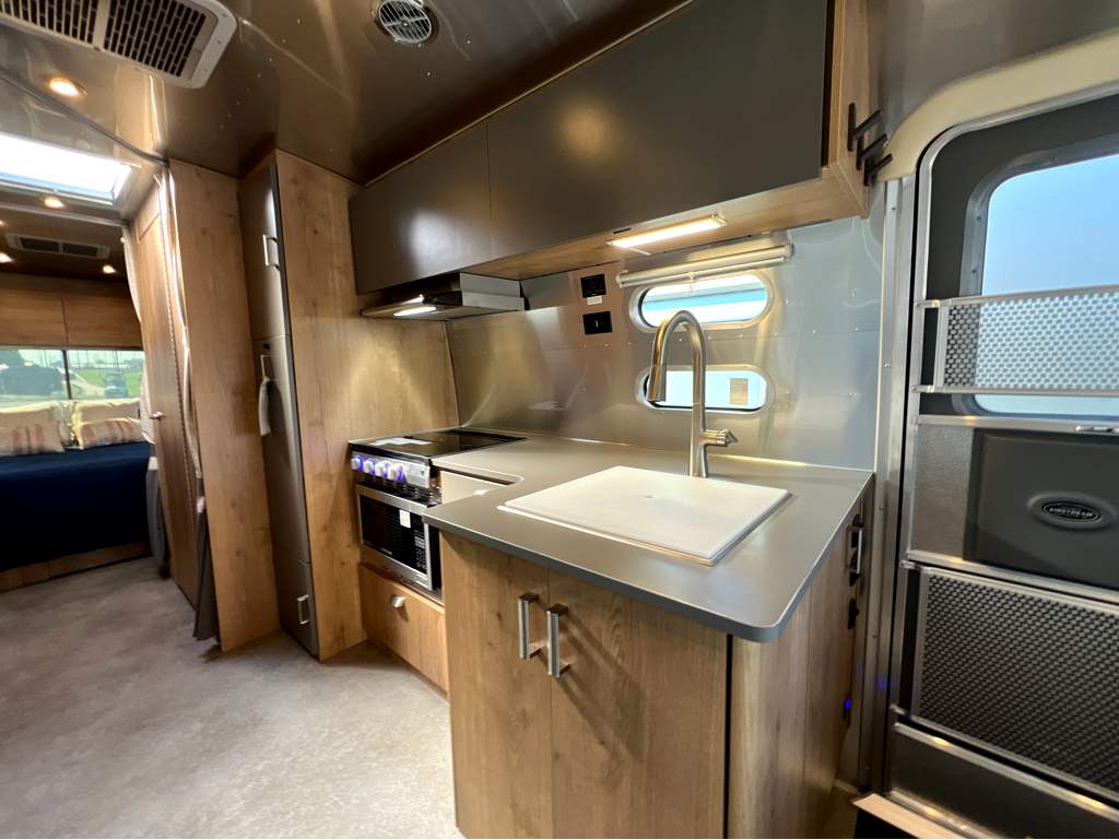 2027 AIRSTREAM TRADE WIND 27FBQ - Image 12