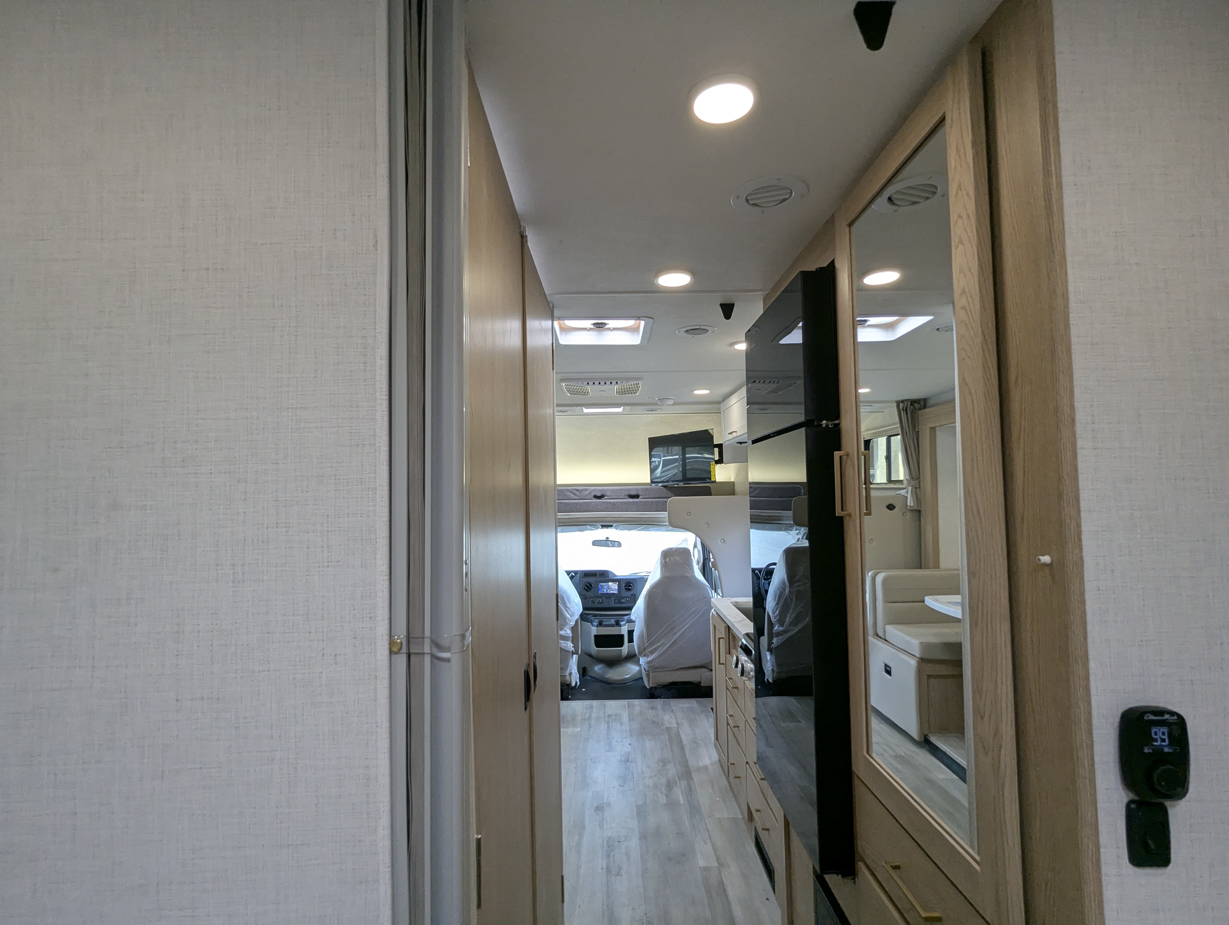 2027 Thor Motor Coach Four Winds 25Z - Image 26
