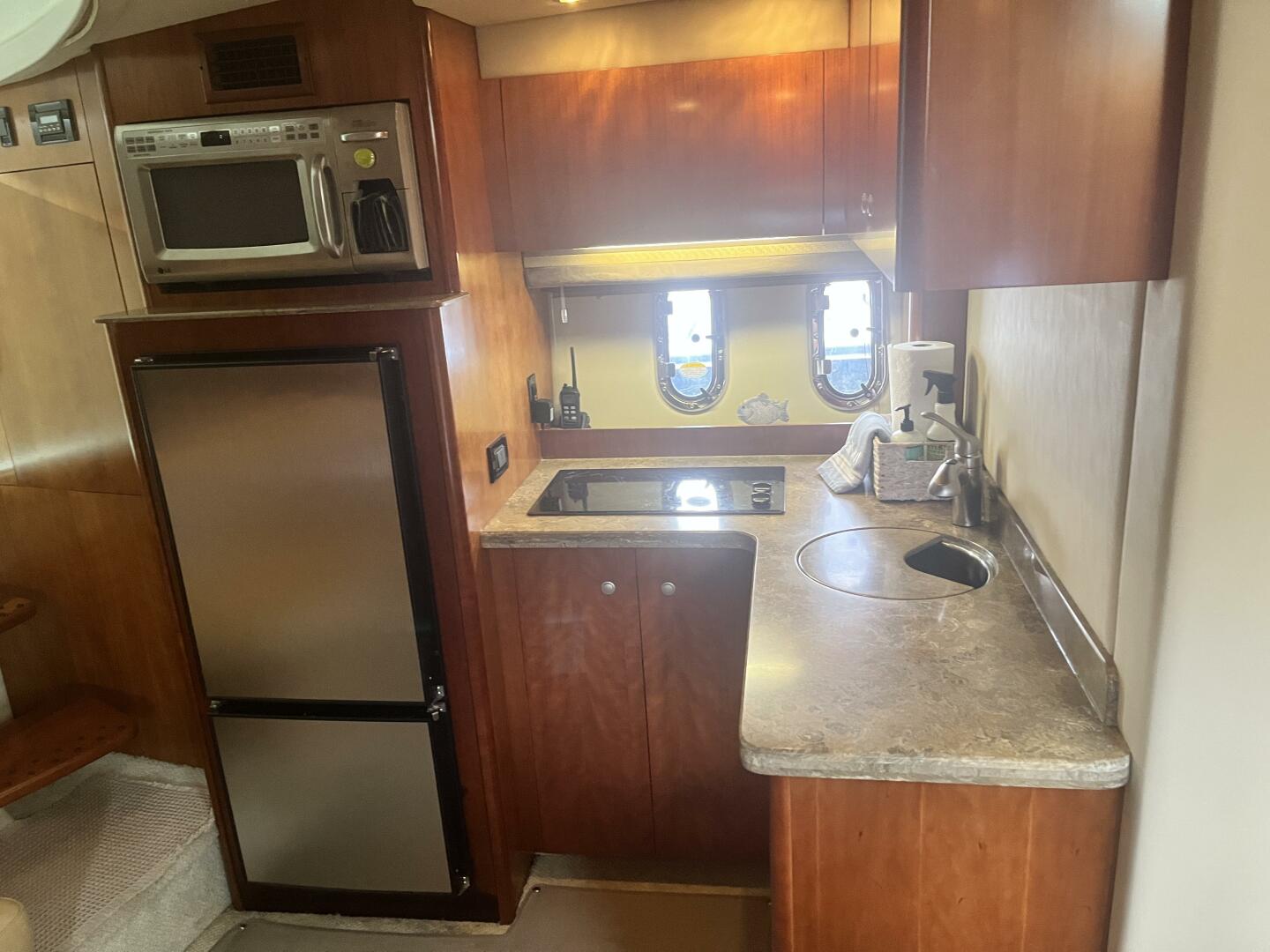 2008 Cruisers Yachts 390 Sport Coupe - Image 21