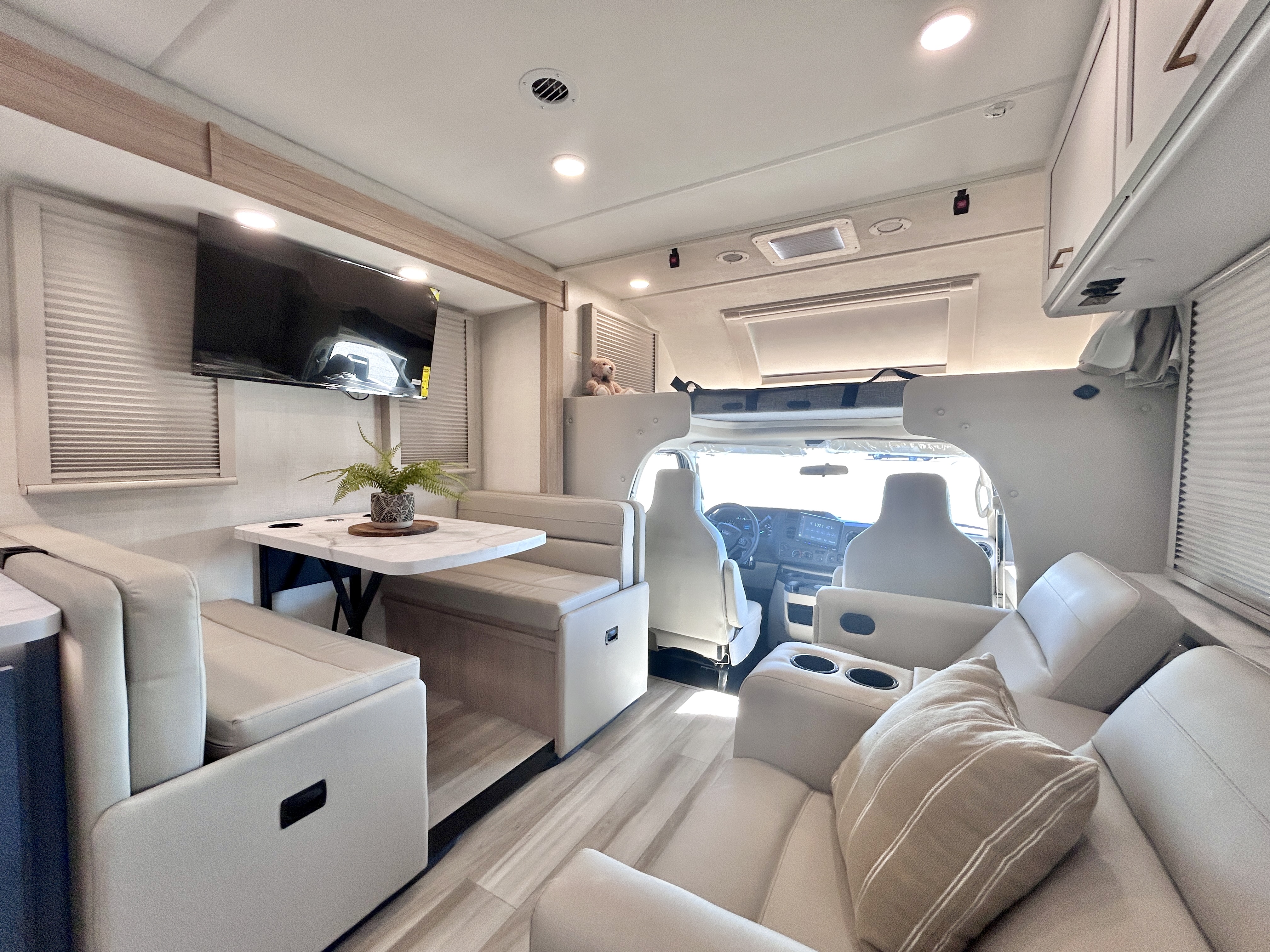 2027 Thor Motor Coach Quantum LC28 - Image 8