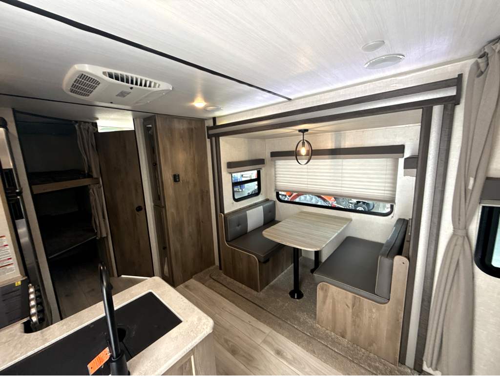 2022 FOREST RIVER SURVEYOR 240BHLE - Image 9
