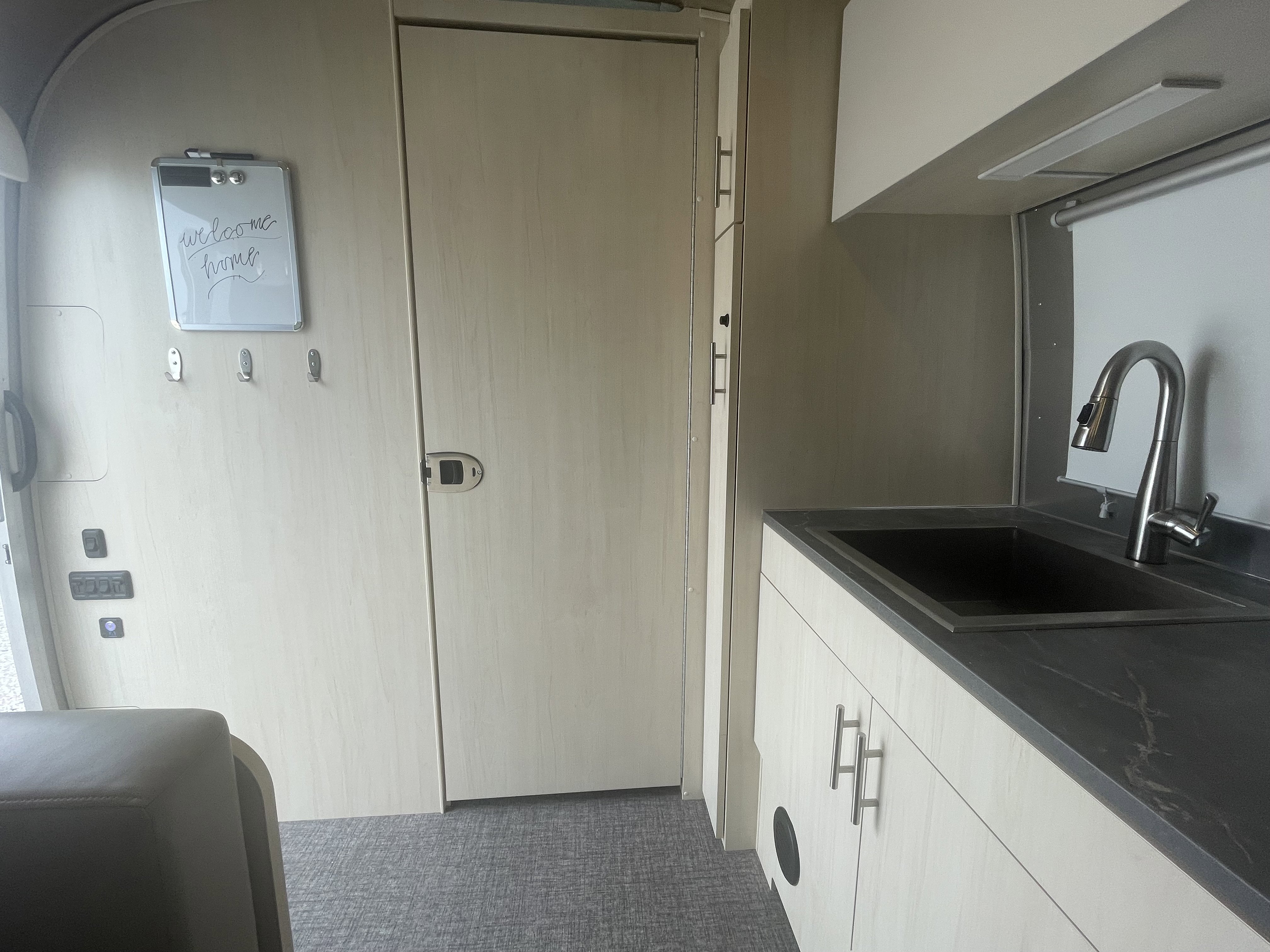 2026 AIRSTREAM FLYING CLOUD 23FBT - Image 21