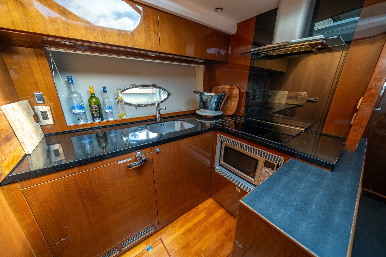 2012 Princess V52 - Image 21
