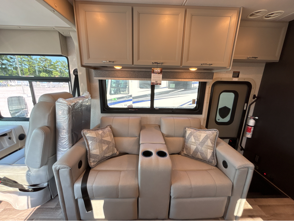 2026 THOR MOTOR COACH PALAZZO 33.6 - Image 9