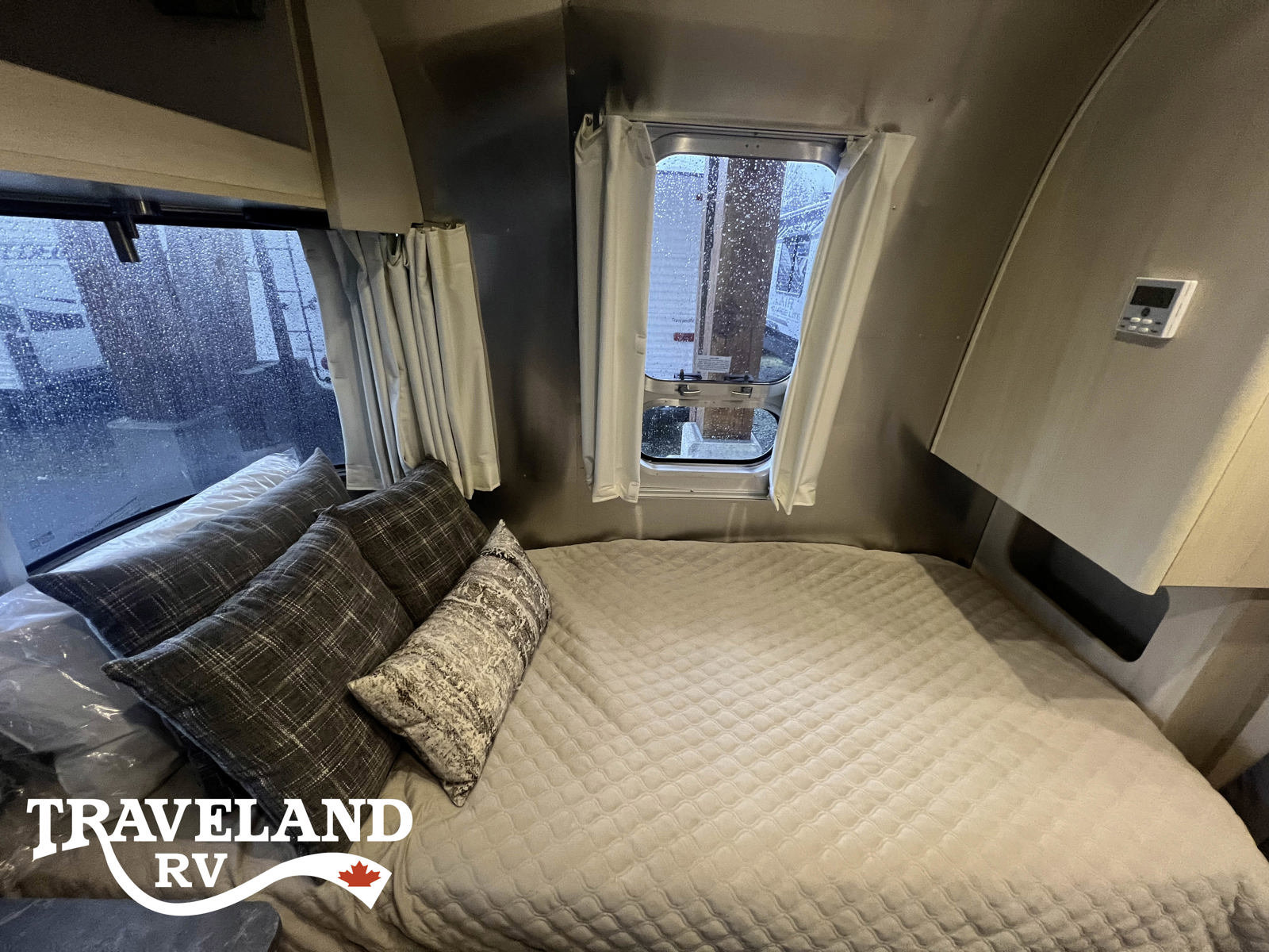 2025 Airstream Flying Cloud 23FBT - Image 14
