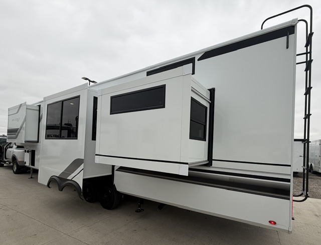 2027 SOLITUDE INFLUENCE 3804DS - Image 6