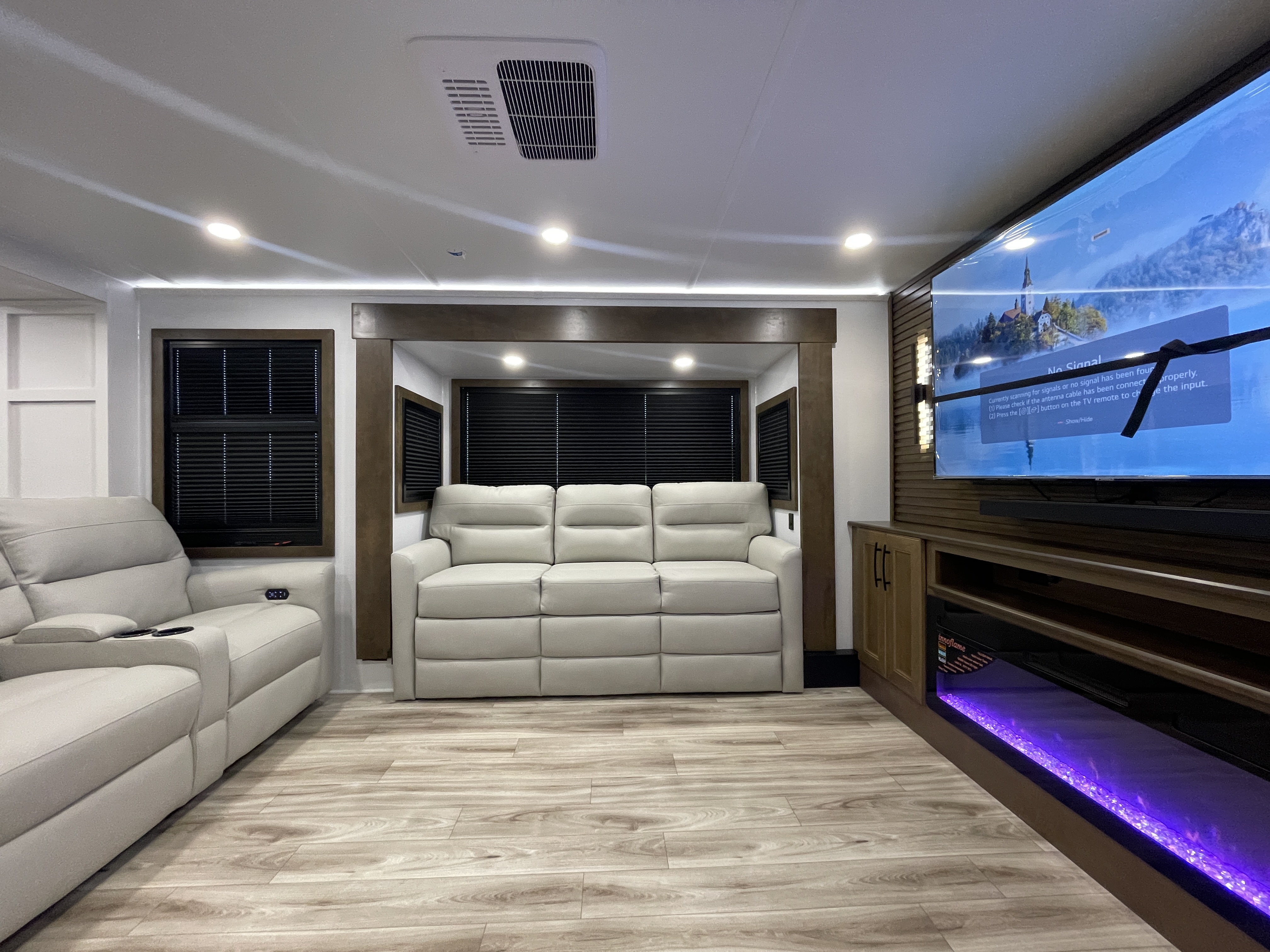 2027 Keystone Montana 3800FL - Image 30