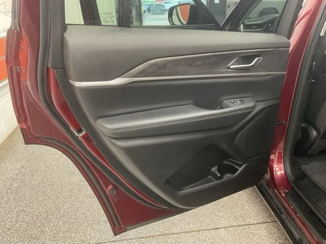 2023 Jeep Grand-Cherokee-L Laredo Altitude 4x4 - Image 20