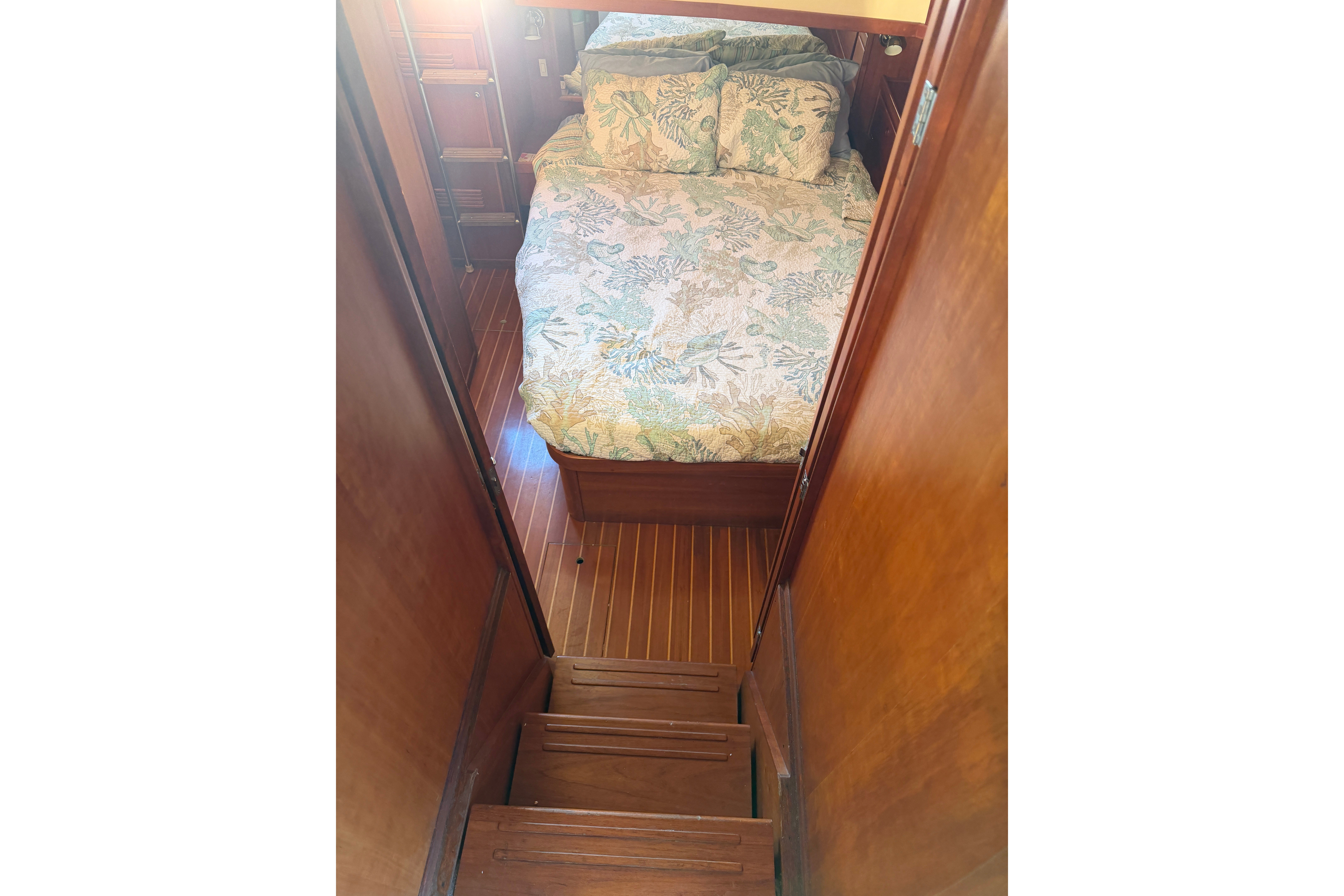 1998 Sabreline 36 AFT CABIN - Image 58