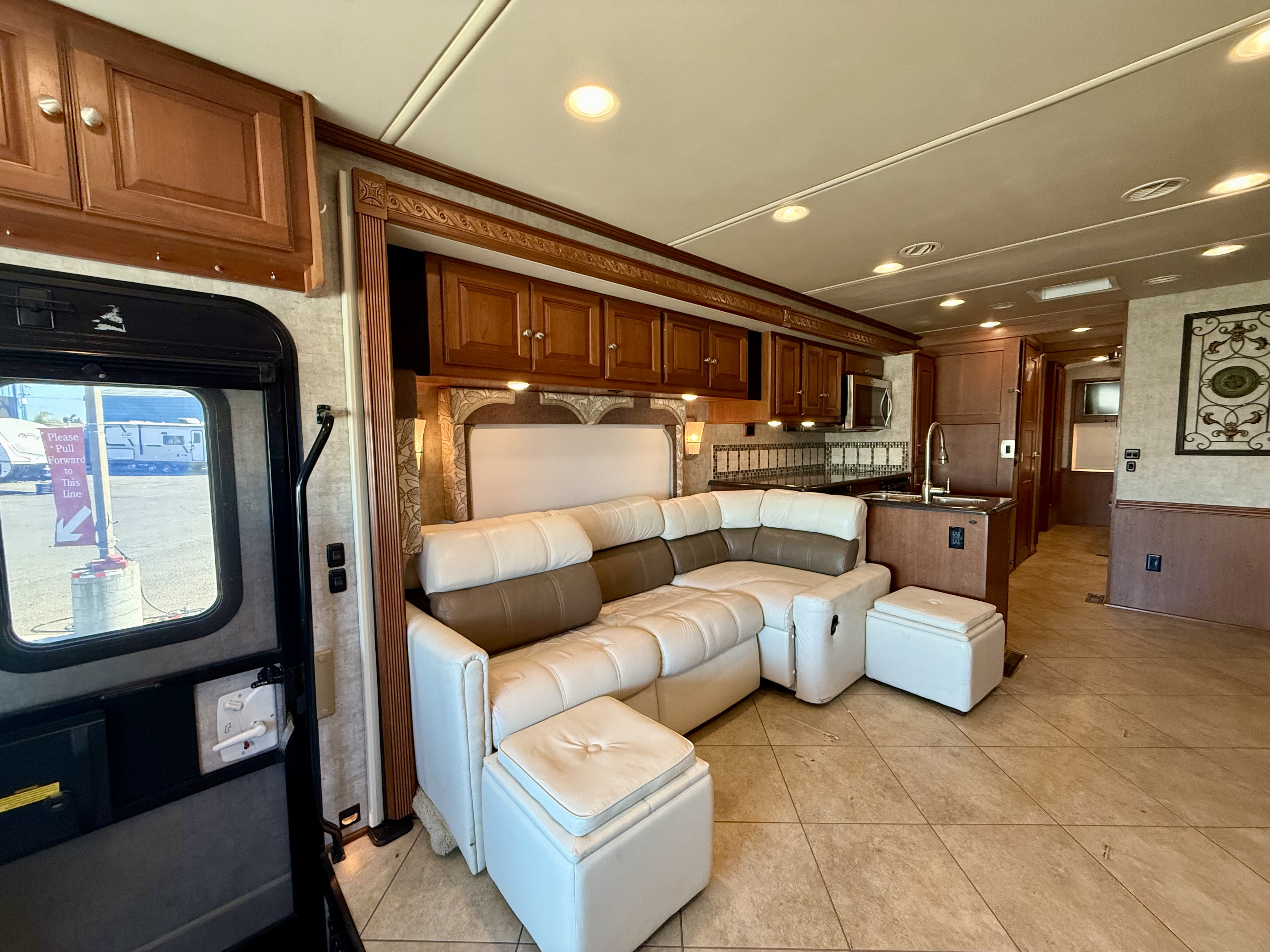 2015 Winnebago Adventurer 38Q - Image 13