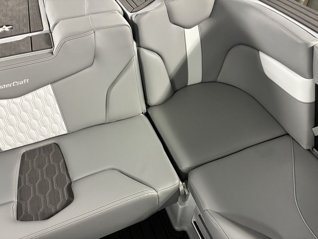 2026 MasterCraft XT24 - Image 27