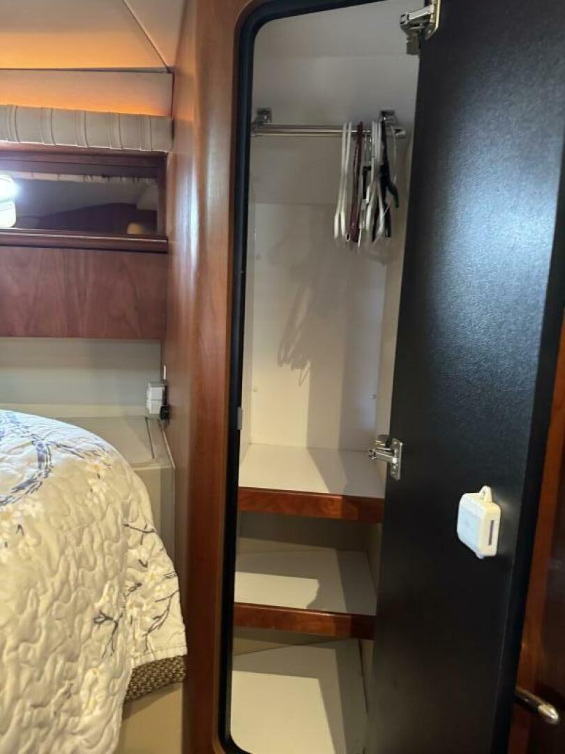 2001 Cruisers 4270 - Image 28