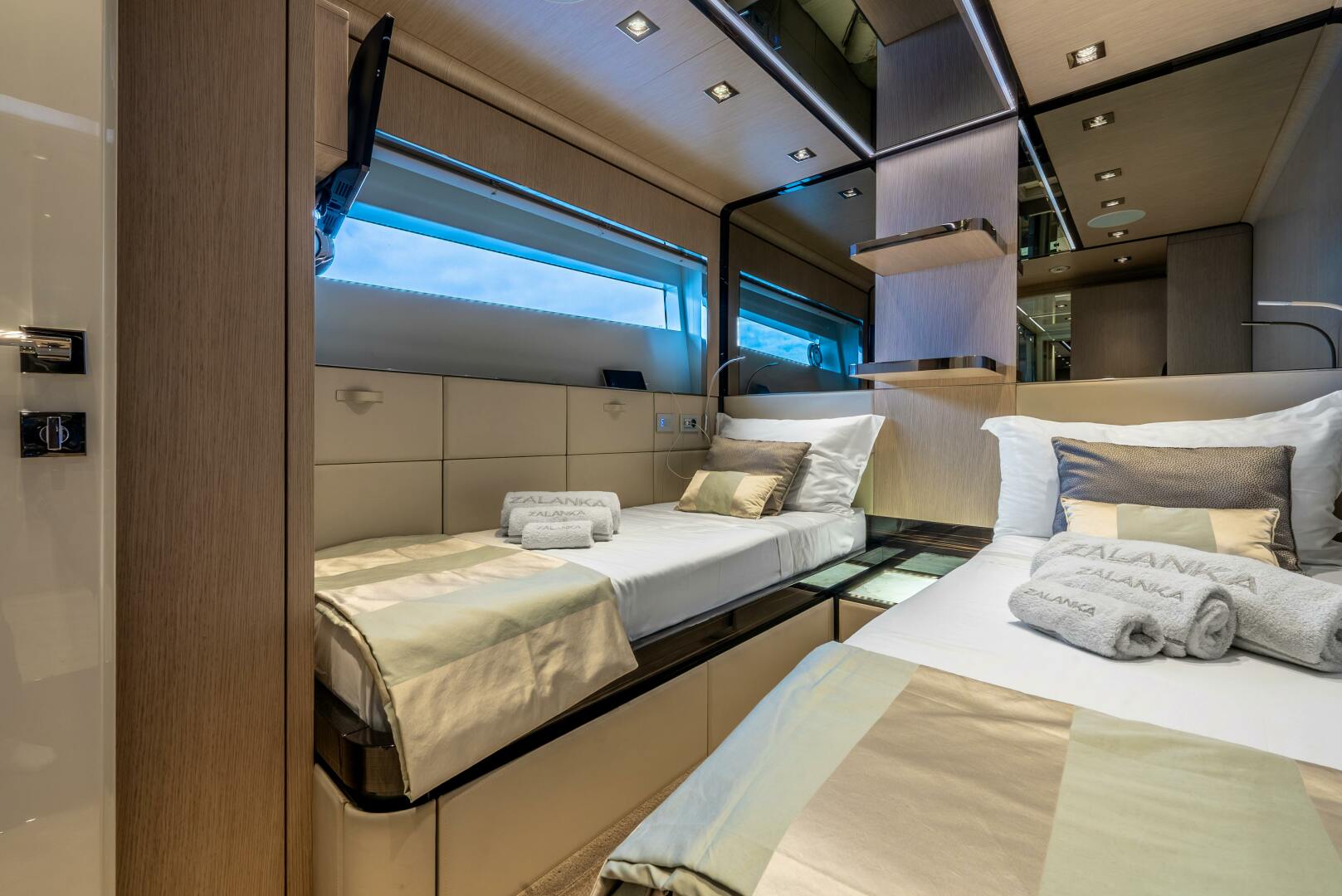 2018 Dominator Yachts Dominator Ilumen Base - Image 22