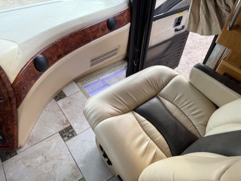 2005 Country Coach Magna 630 45 Rembrandt - Image 4
