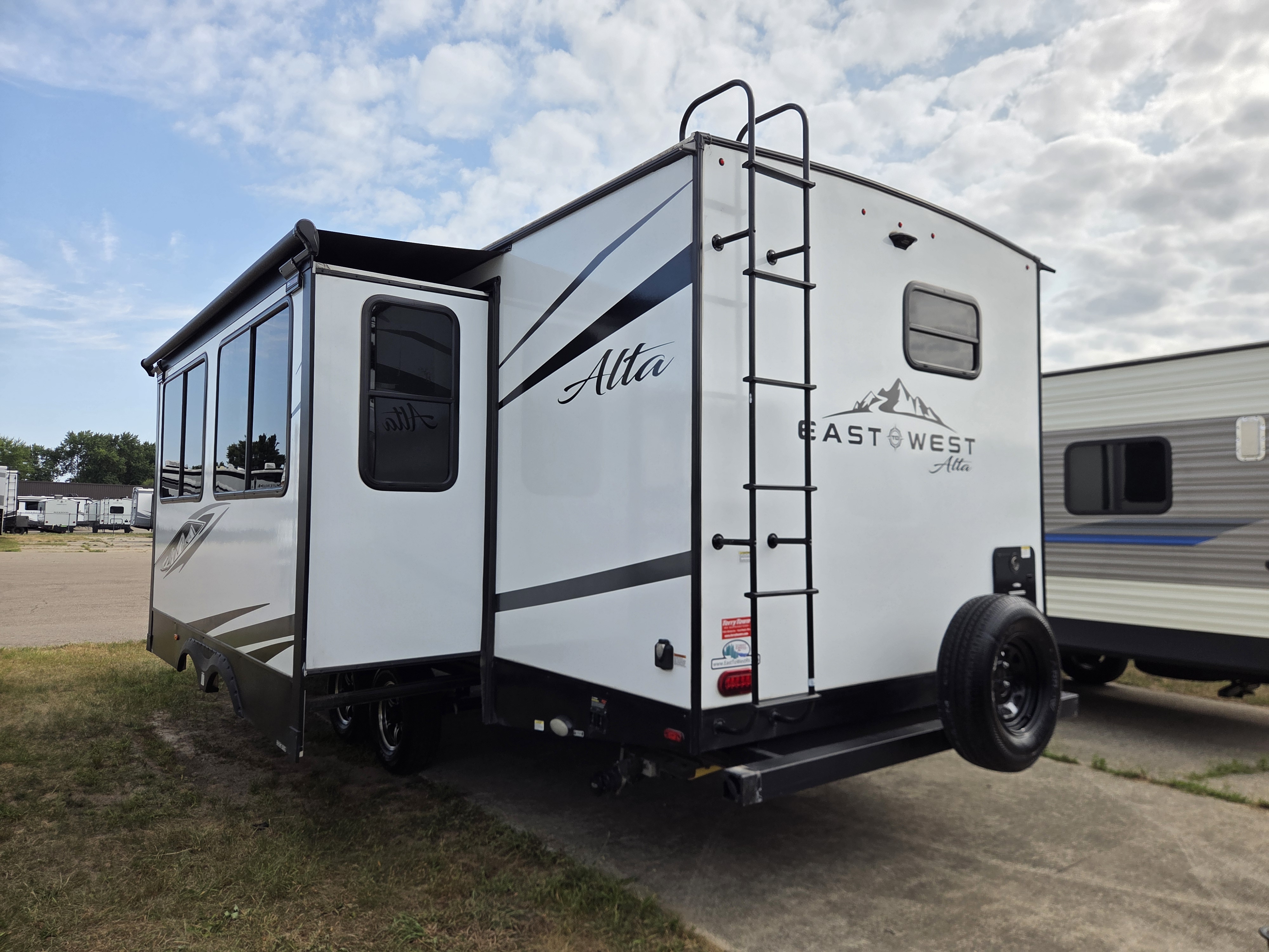 2024 East to West Alta 2600RB - Image 3