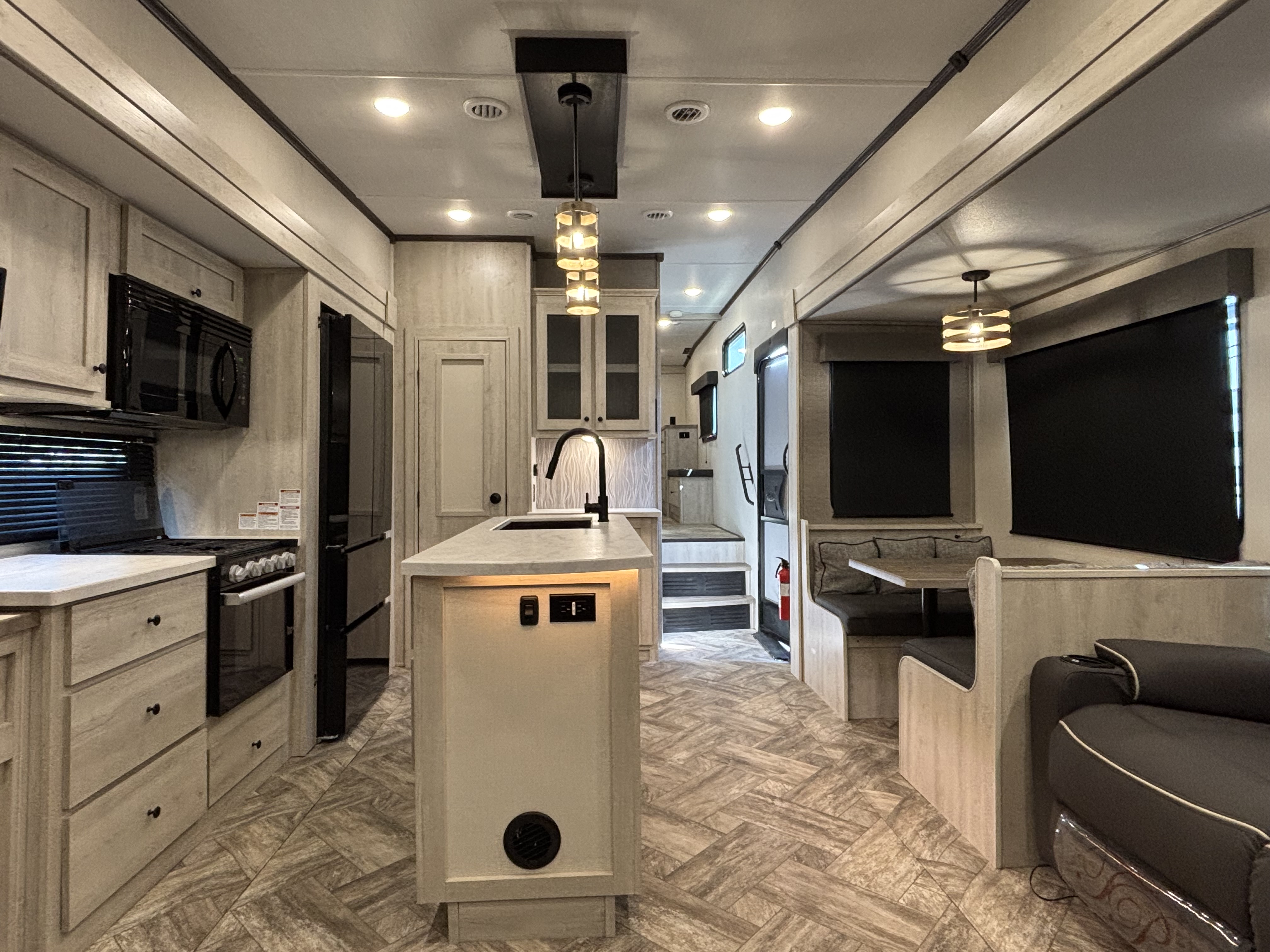 2023 Forest River Wildcat 290RLW - Image 11