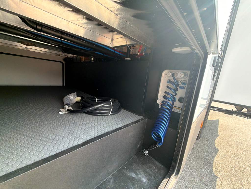 2027 VENTURE RV SPORTTREK 303VIK - Image 10
