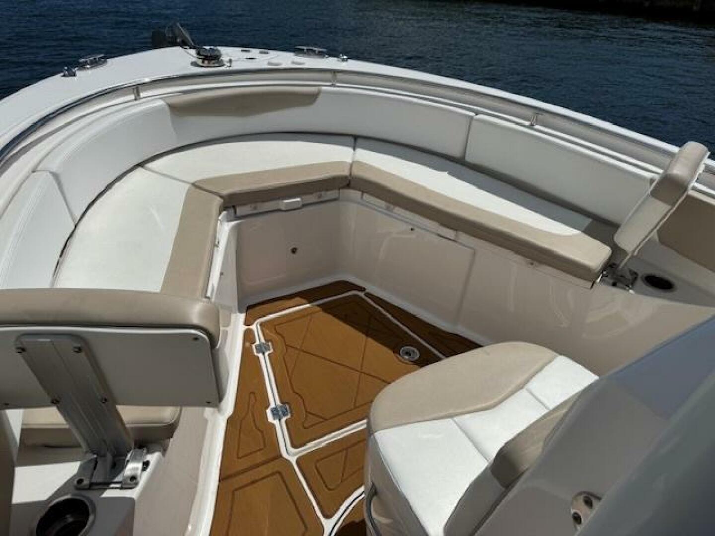 2021 Robalo R242 Center Console Base - Image 5