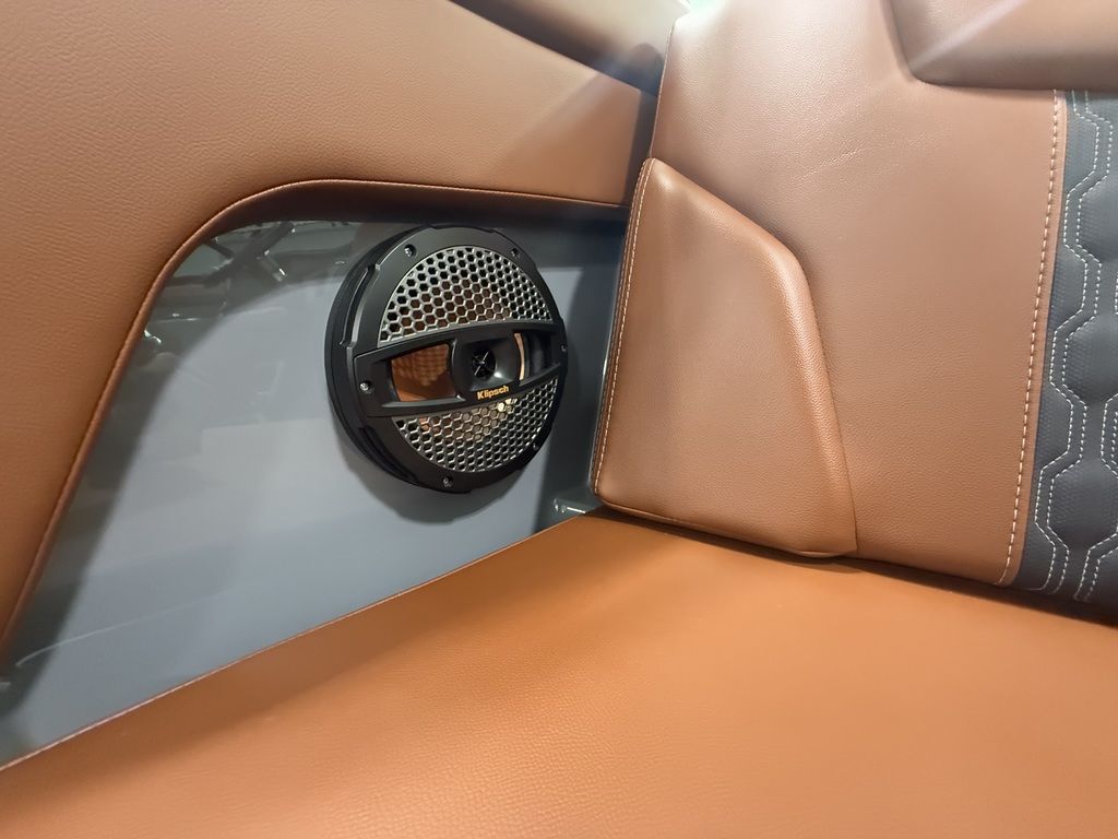 2025 MasterCraft XT22 - Image 33