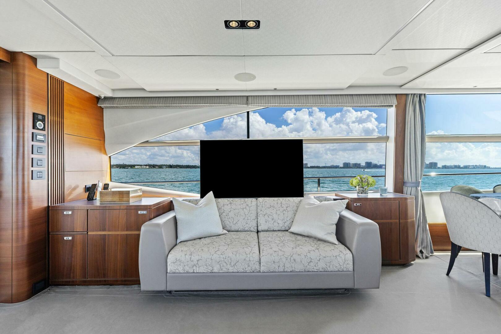 2018 Princess Y75 Motor Yacht - Image 12