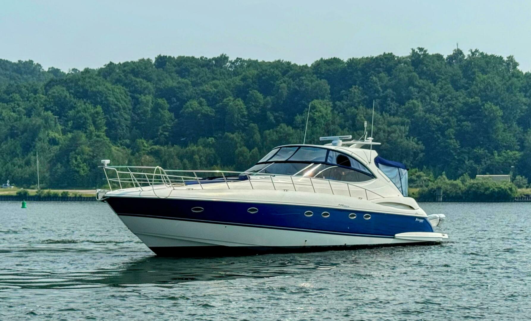 2005 Cruisers Yachts 540 Express - Image 8