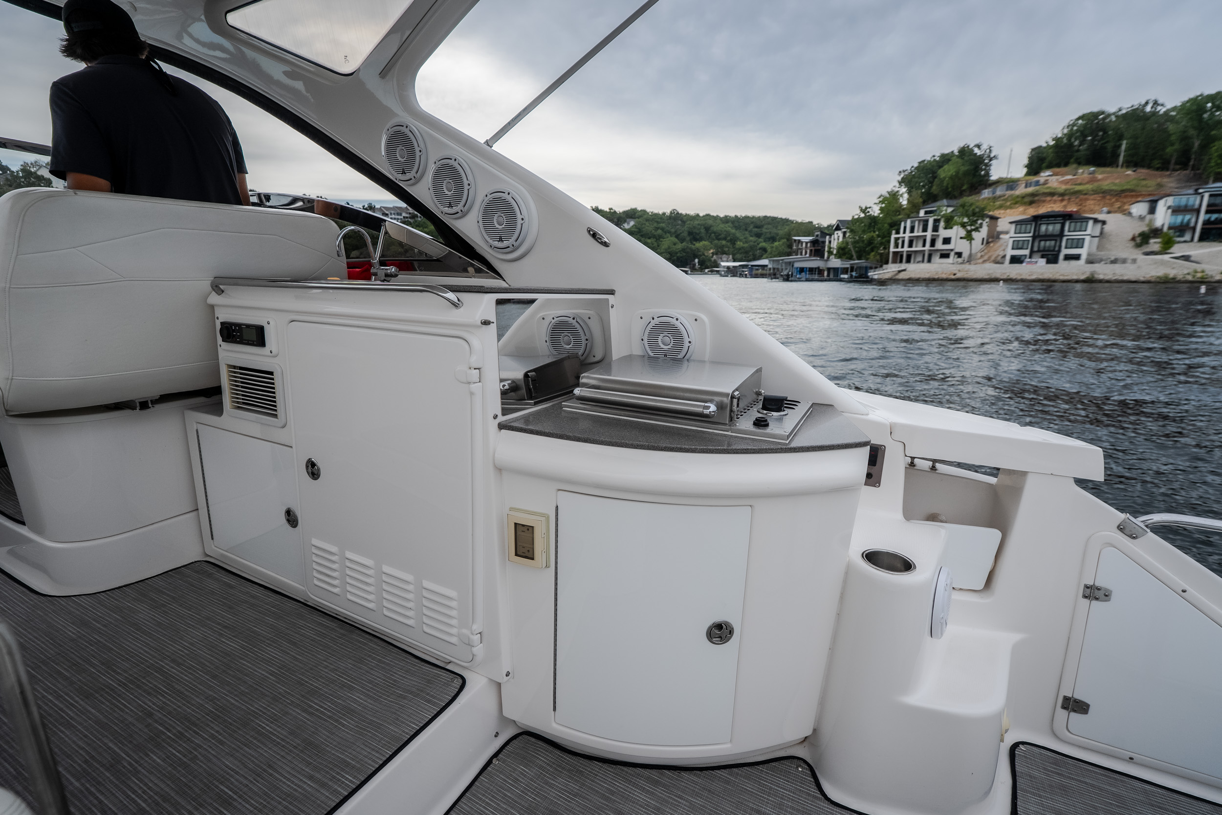 2009 Regal 4460 Express Cruiser - Image 11