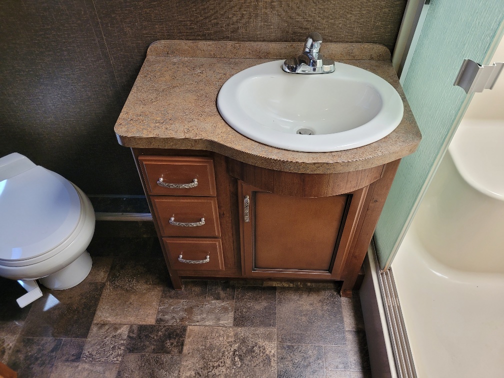 2014 Fleetwood Bounder 36E - Image 18