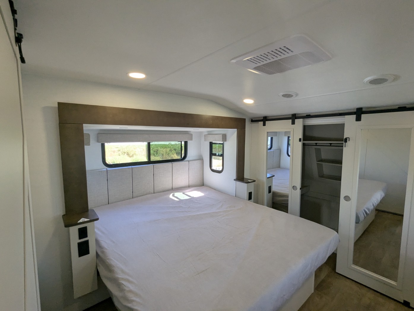 2027 Alliance RV Avenue 32RLS - Image 10