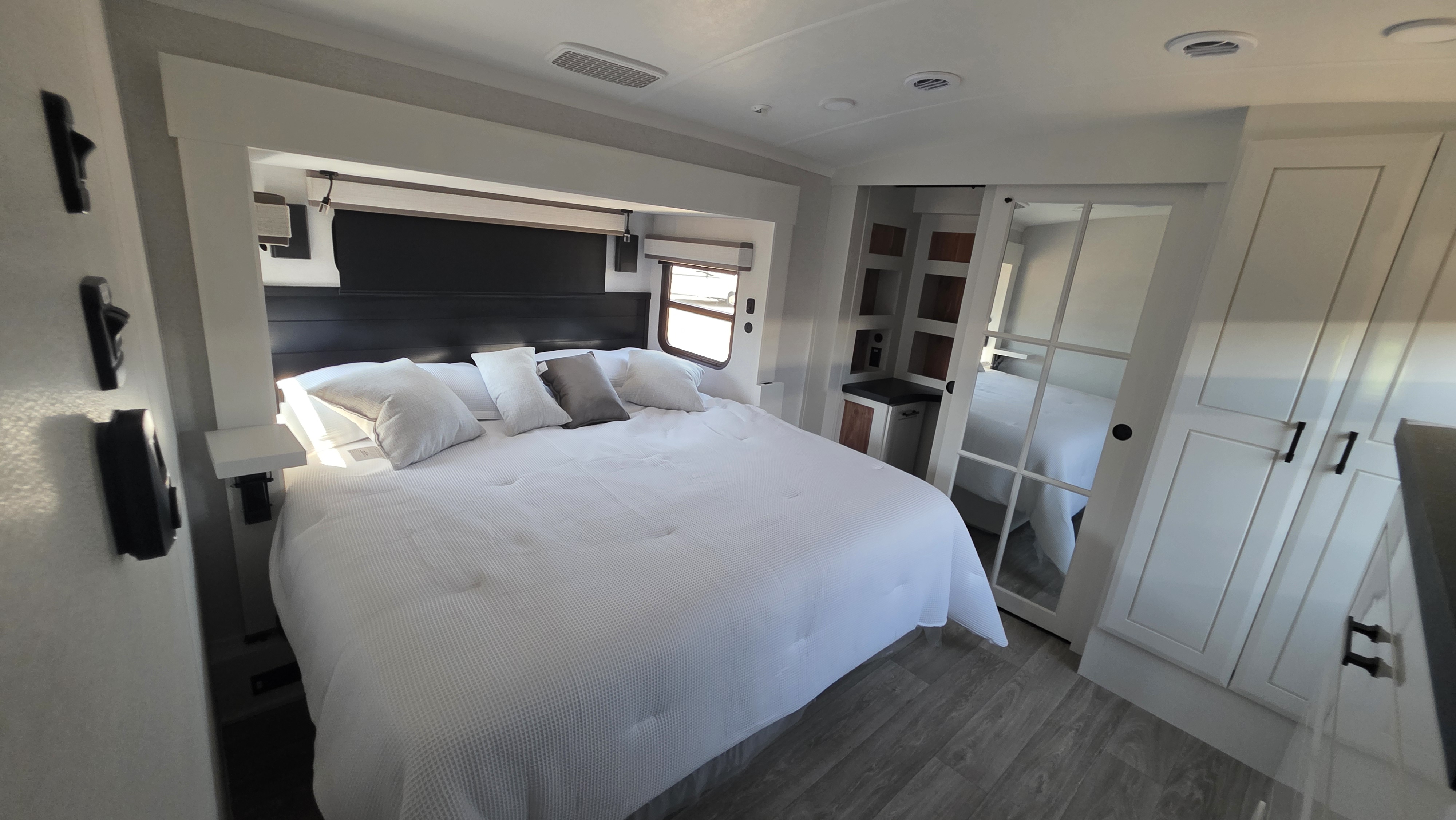2027 JAYCO PINNACLE 32RLTS - Image 20