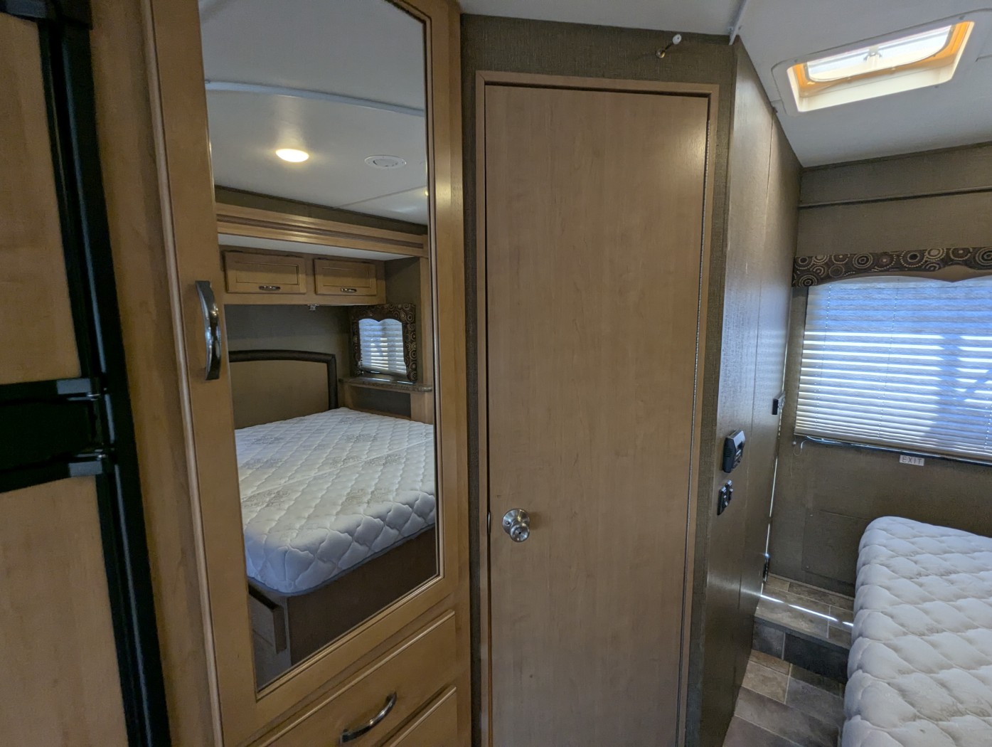 2017 Thor Motor Coach Four Winds 26B - Image 12