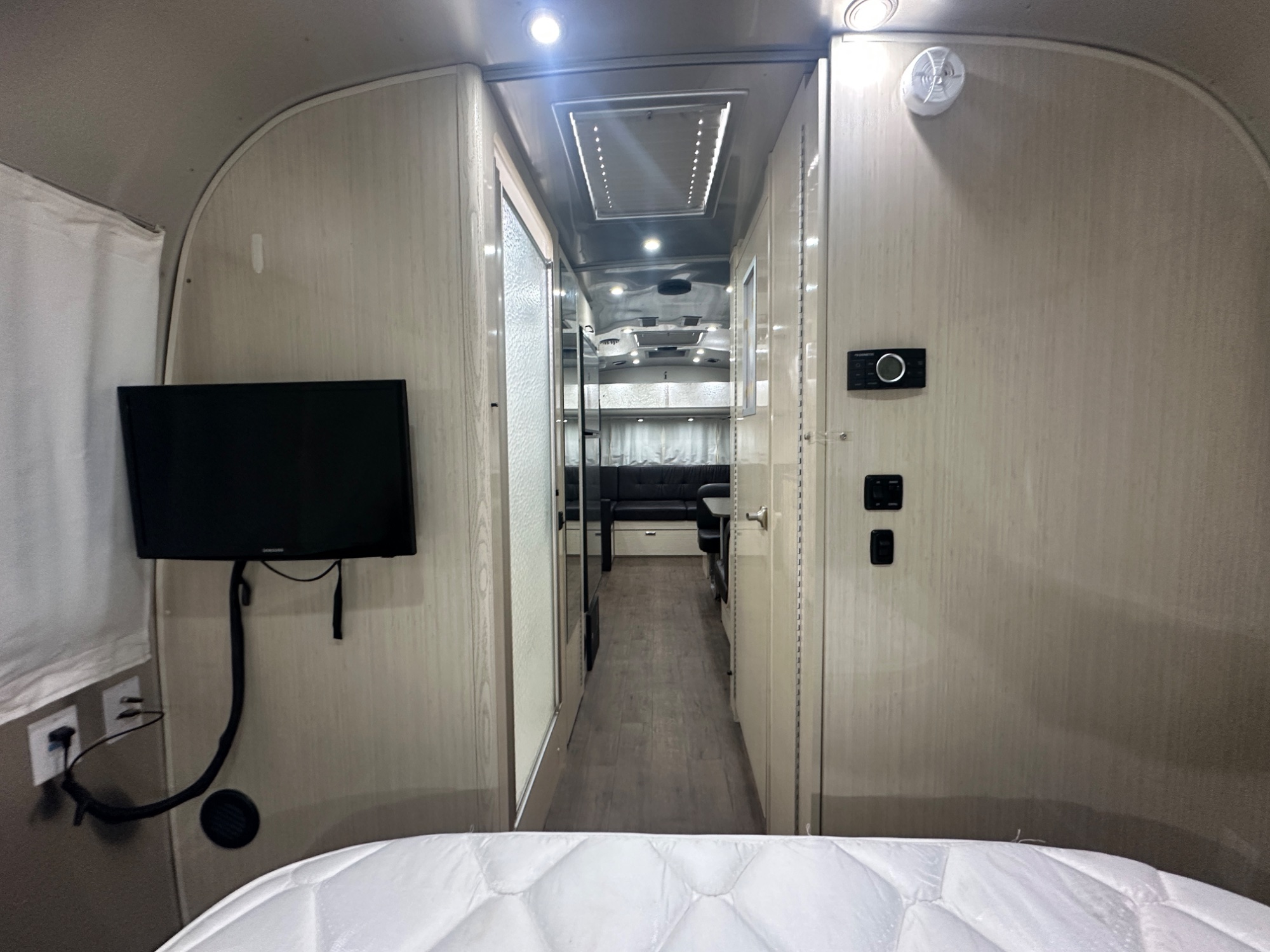 2019 Airstream International Serenity 28RBQ - Image 21