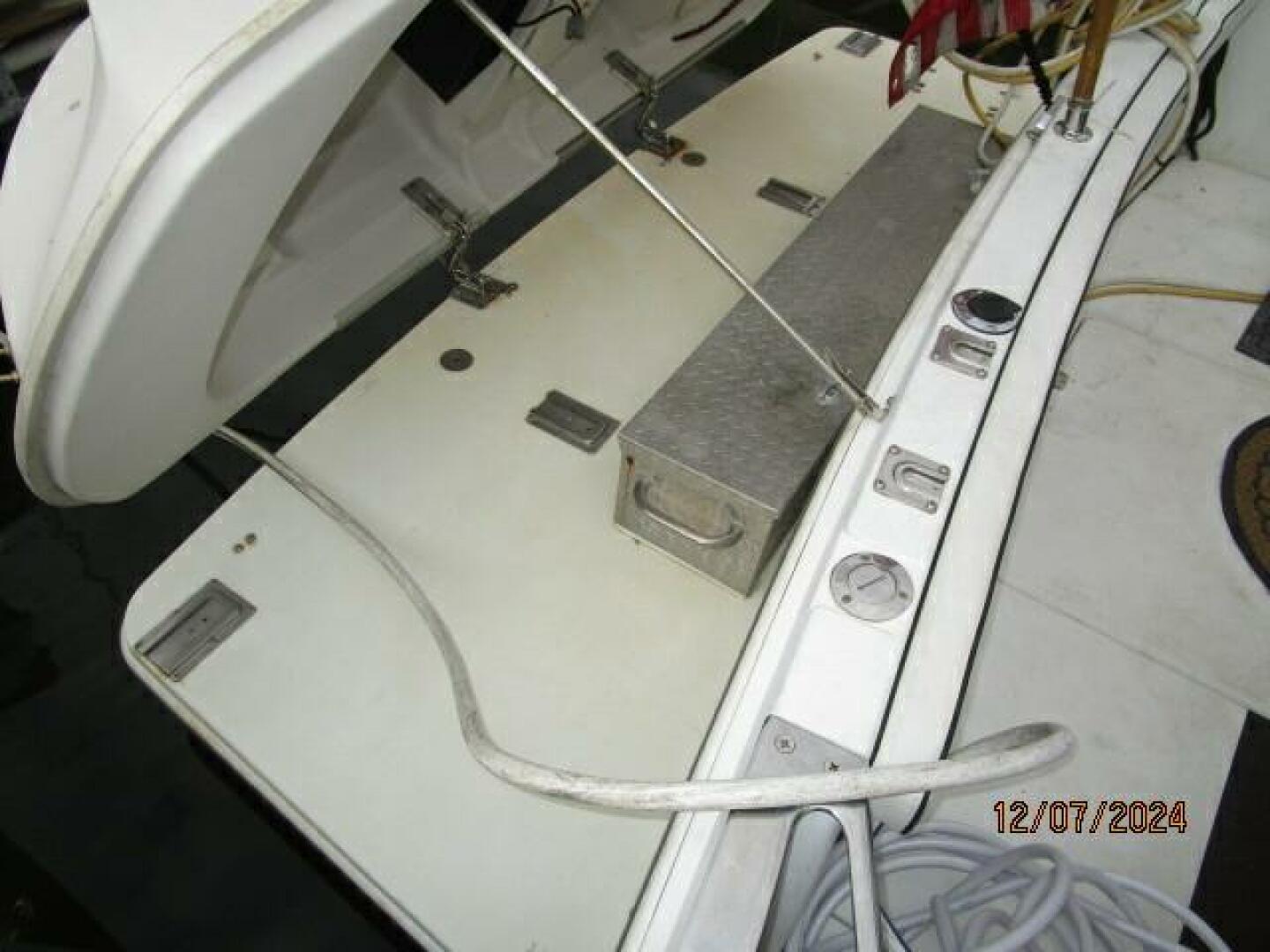 1999 Carver 40 Cockpit - Image 26