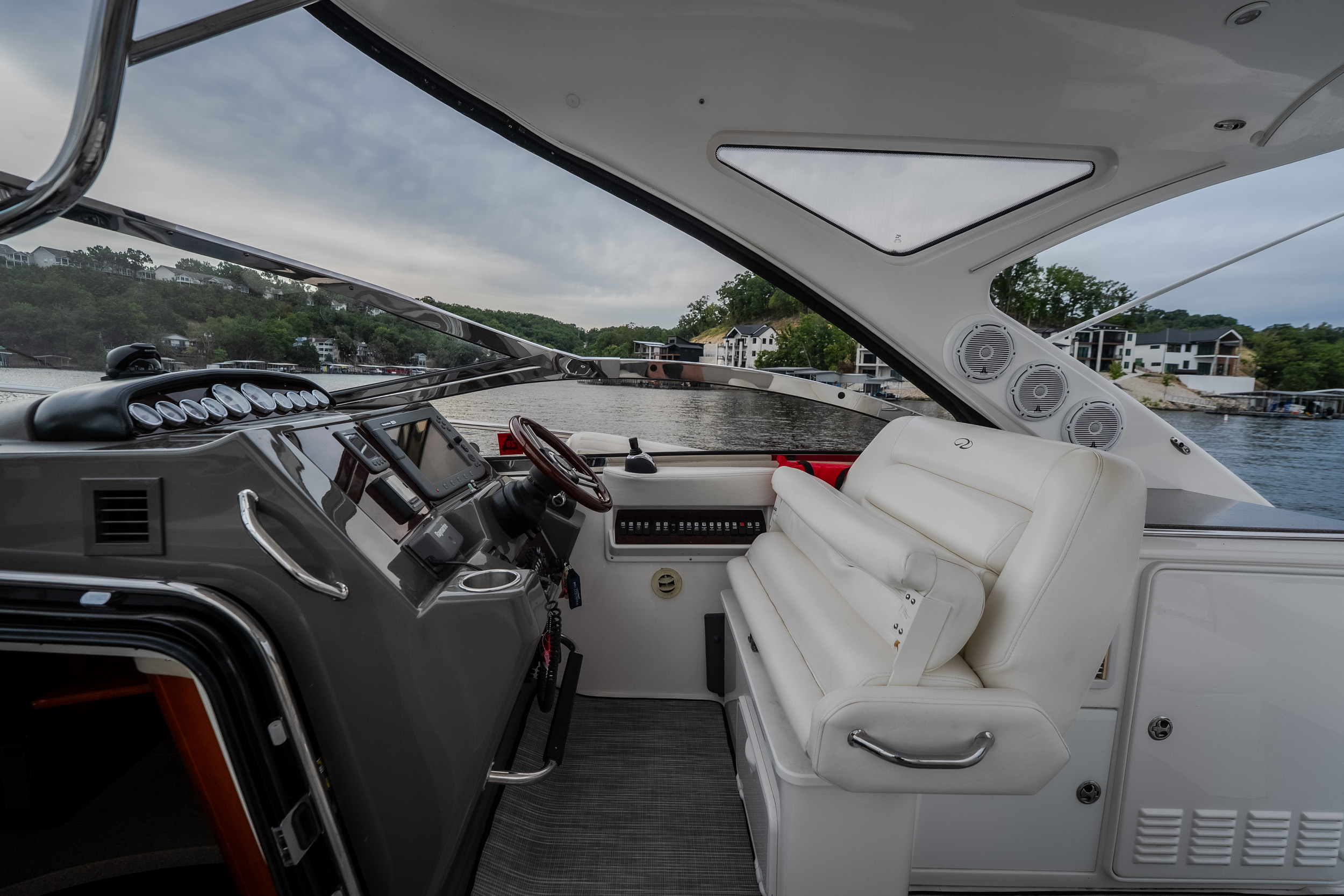 2009 Regal 4460 Express Cruiser - Image 19