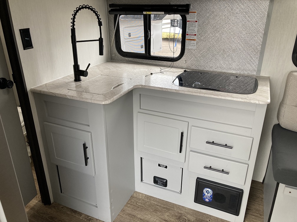 2020 Forest River Vibe West 17RS - Image 7