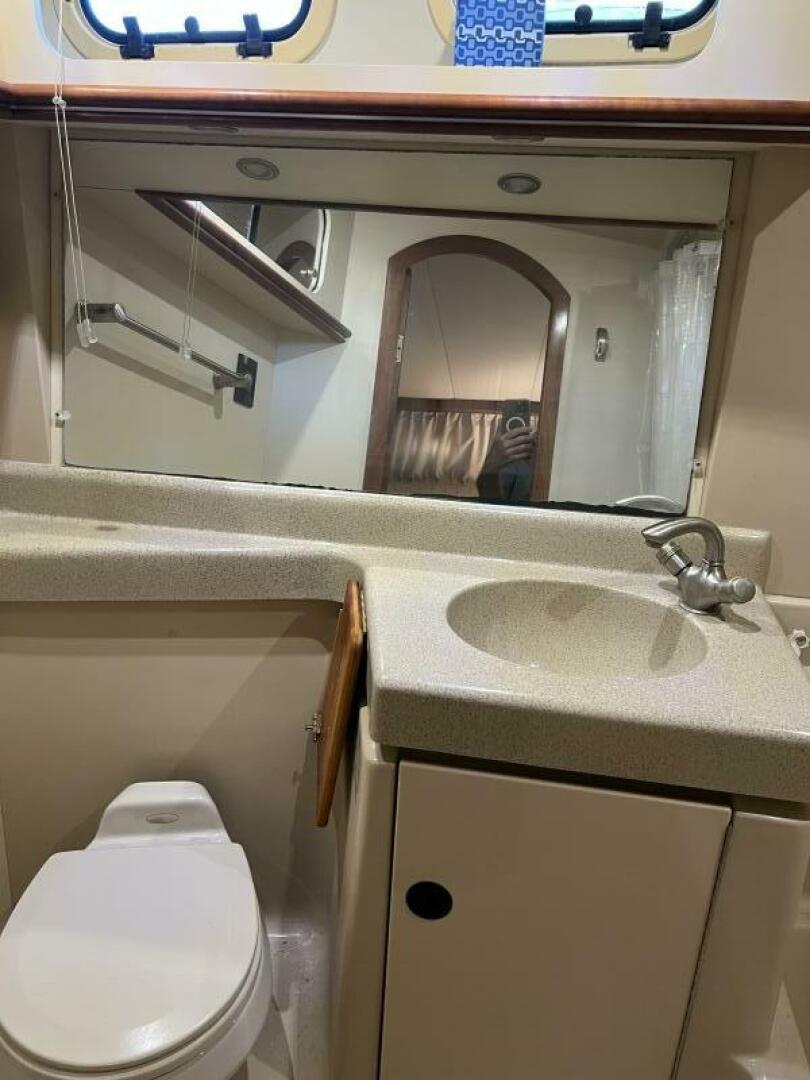2004 Cruisers Yachts - Image 29