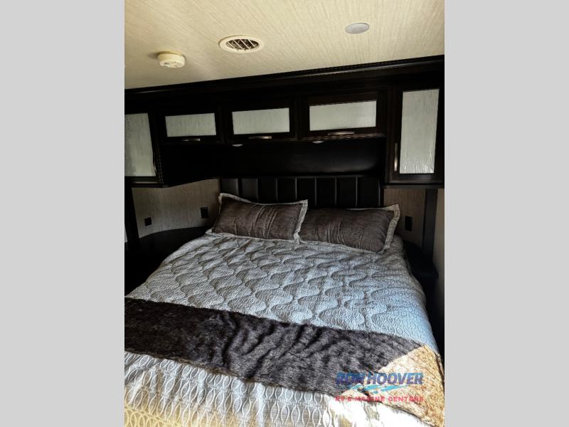 2017 GRAND DESIGN MOMENTUM M395 - Image 21