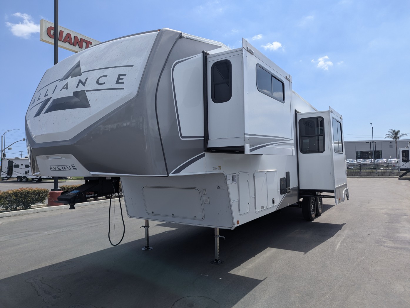 2026 Alliance RV Avenue 35RKS - Image 2