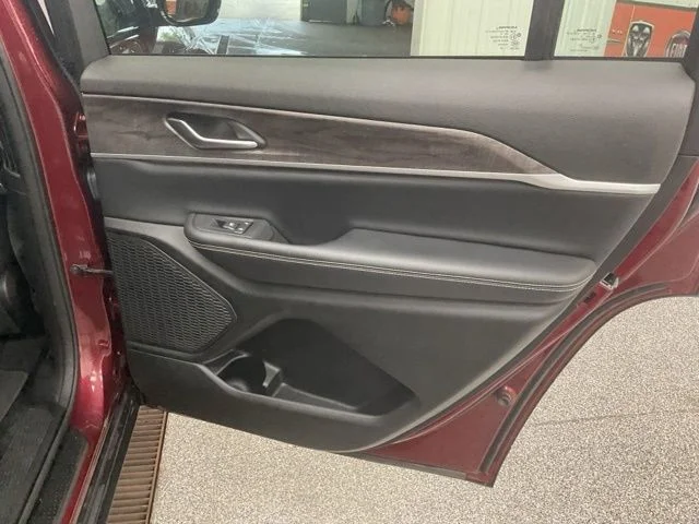 2023 Jeep Grand-Cherokee-L Laredo Altitude 4x4 - Image 24
