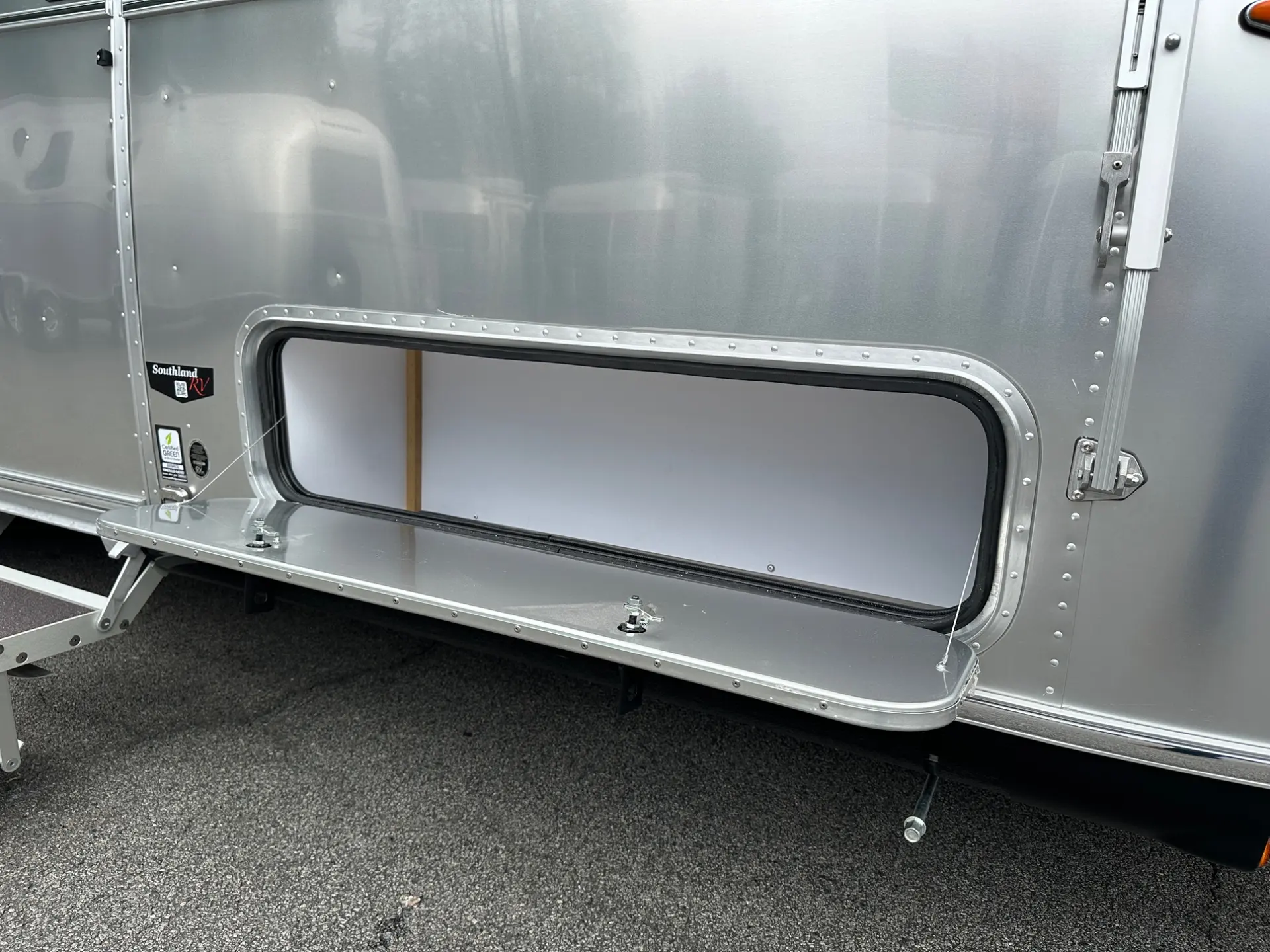 2027 Airstream Flying Cloud 30FB Bunk - Image 5