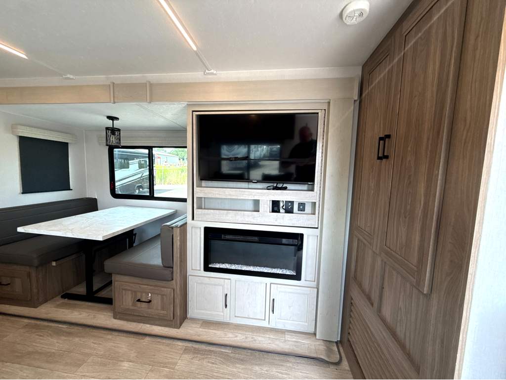 2025 FOREST RIVER FREEDOM EXPRESS 274RKS - Image 11