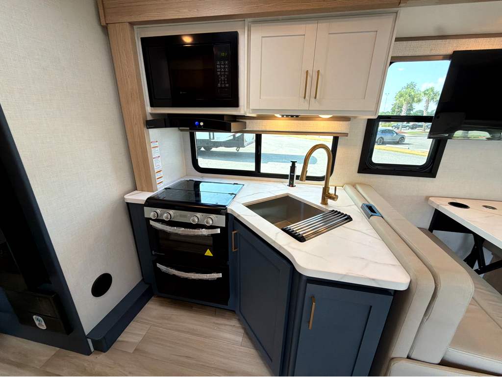 2027 THOR MOTOR COACH MAGNITUDE GA28 - Image 15